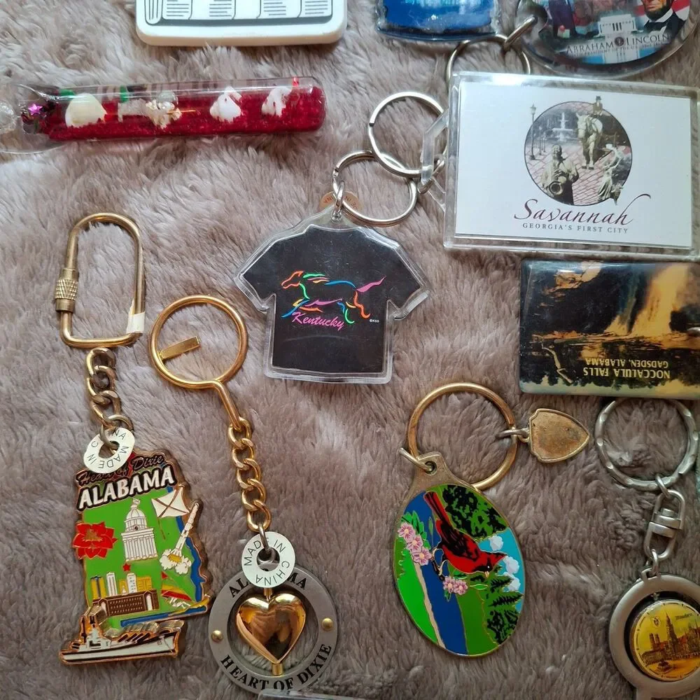 26 Vintage Southern USA Travel Souvenirs - Keychains - Alabama, Georgia - 90s